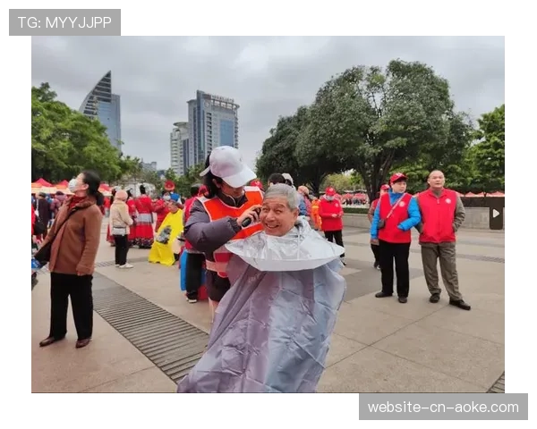 暖心一幕：志愿者泳帽掉落池中，参赛选手捡起归还
